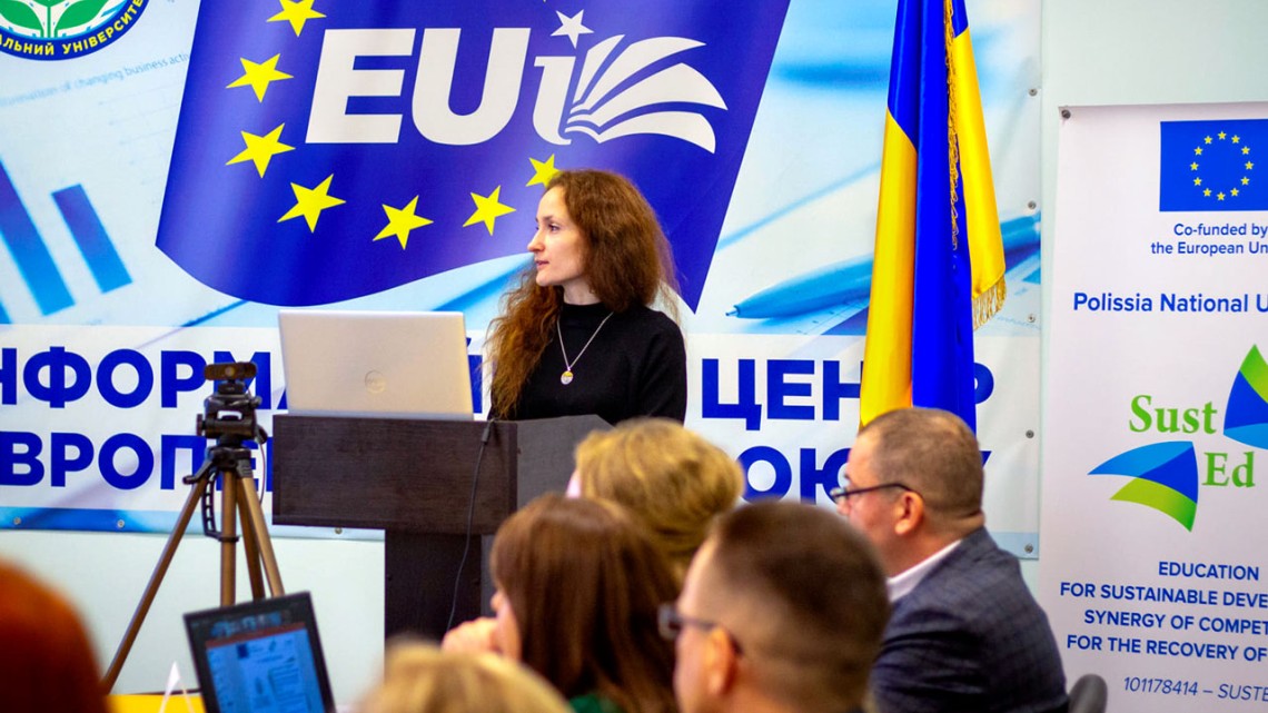 Inna Semenenko presents at the opening meeting for the Erasmus+ project “Education for Sustainable Development: Synergy of Competencies for the Recovery of Ukraine” at Polissia National University in December 2024.